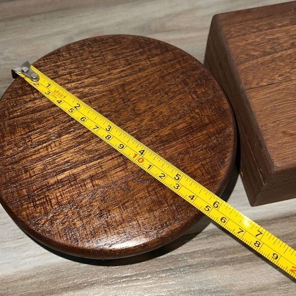 Lot of 2 Wood Boxes With Lids, one Round and One Square - Picture 8 of 10